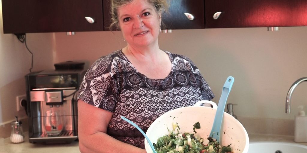 Seit 22 Jahren versorgt Frau Niedermeier das Team der Praxis Dr. Zimmer mit gesunden Leckereien.